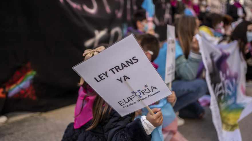 Según el borrador de la nueva ley, toda persona mayor de dieciséis años podrá solictar el cambio de su sexo legal sin necesidad de contar con el consentimiento de sus progenitores o tutores legales en caso de ser menor.