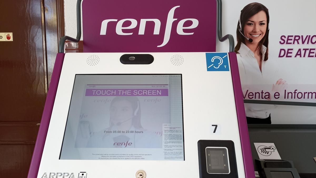 El Ministerio cambia la presencia de personal por un teléfono de atención telefónica en la línea de Feve en León