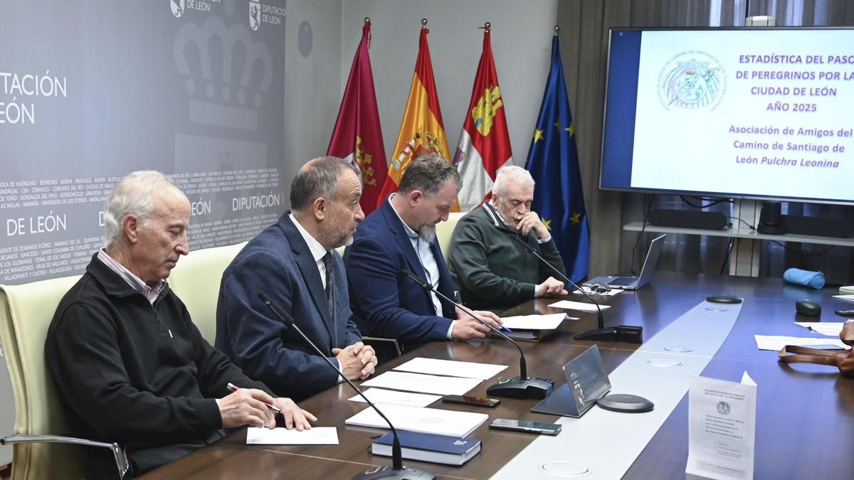 El presidente de Diputación, Gerardo Alvarez Courel, y la Asociación de Amigos del Camino de Santiago ‘Pulchra Leonina’.