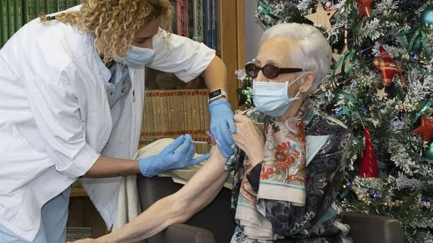 Ainara Sarasola vacuna a la primera guipuzcoana, Bernardina Escudero, de 87 años, en Caser Betharram