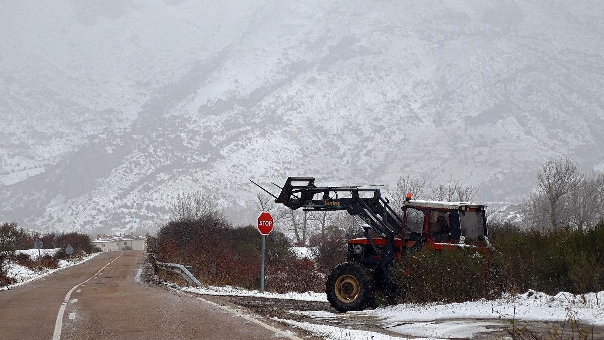 Nueve carreteras cerradas al tráfico y más de una treintena con uso obligatorio de cadenas por la nieve en León