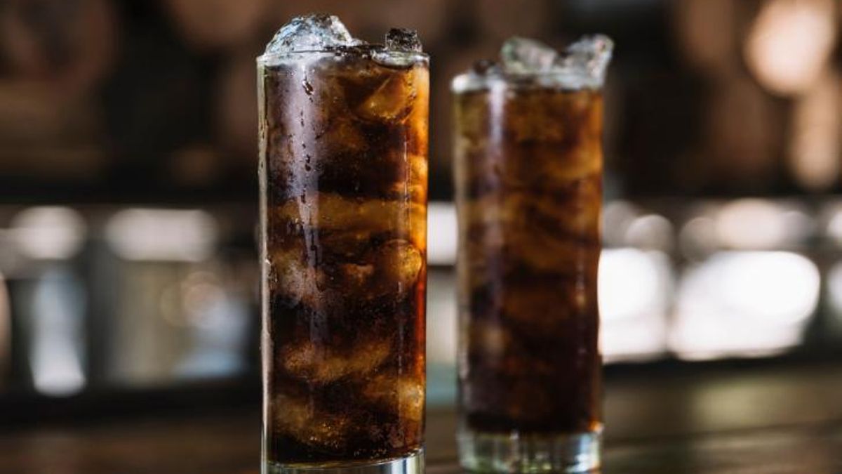 La mezcla de un espresso con tónica y hielo resulta ideal para las tardes de calor
