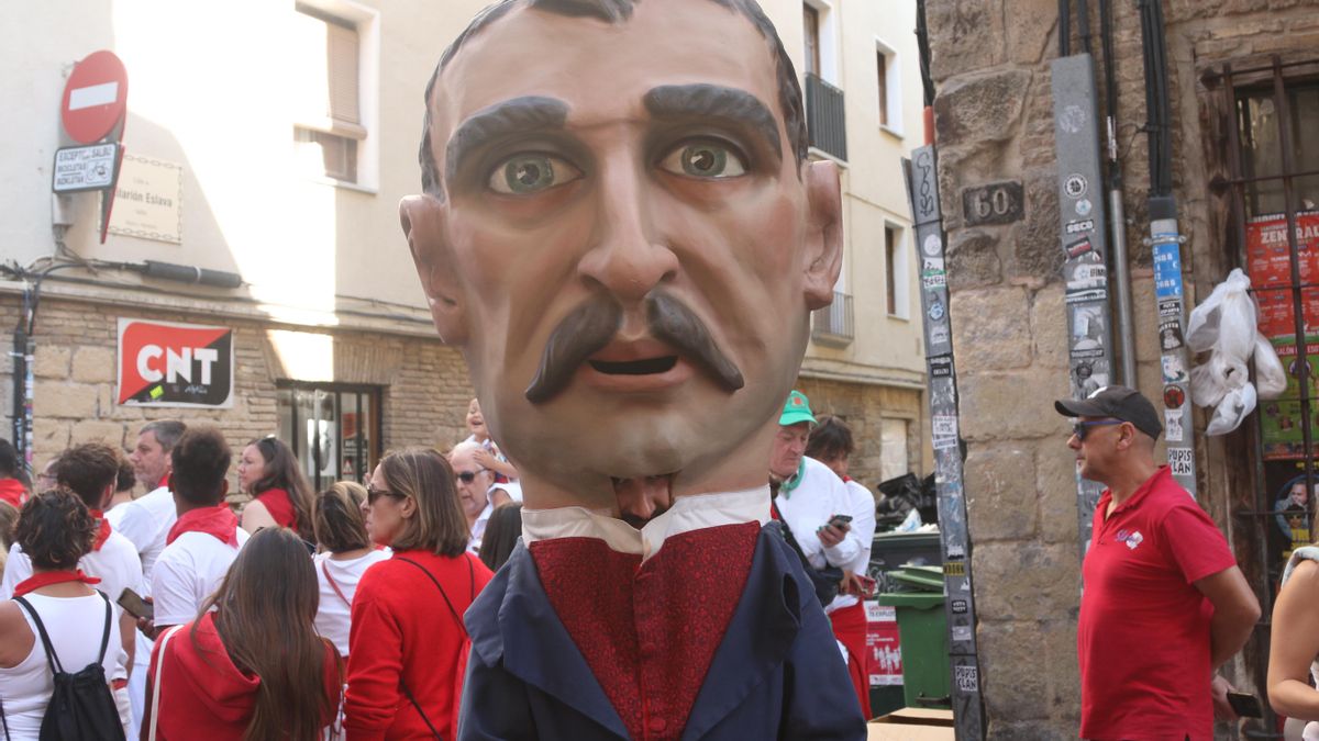 Javi, uno de los cabezudos en una de las calles del casco viejo de Pamplona