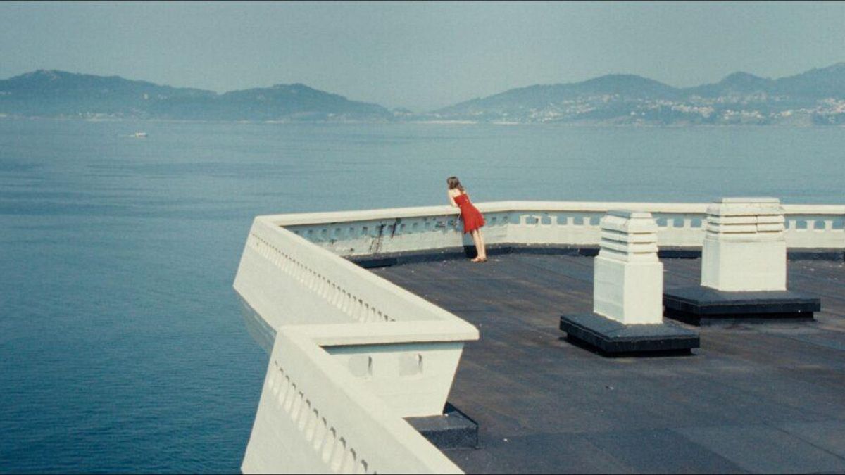 La protagonista del estreno avistando el mar que frecuentaban su madre y su padre