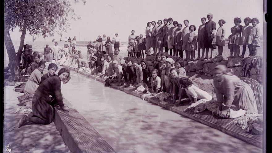 Grupo de mujeres lavando ropa en un canal. Iniesta -Cuenca. (Fondo Luis Escobar , AHP Toledo)