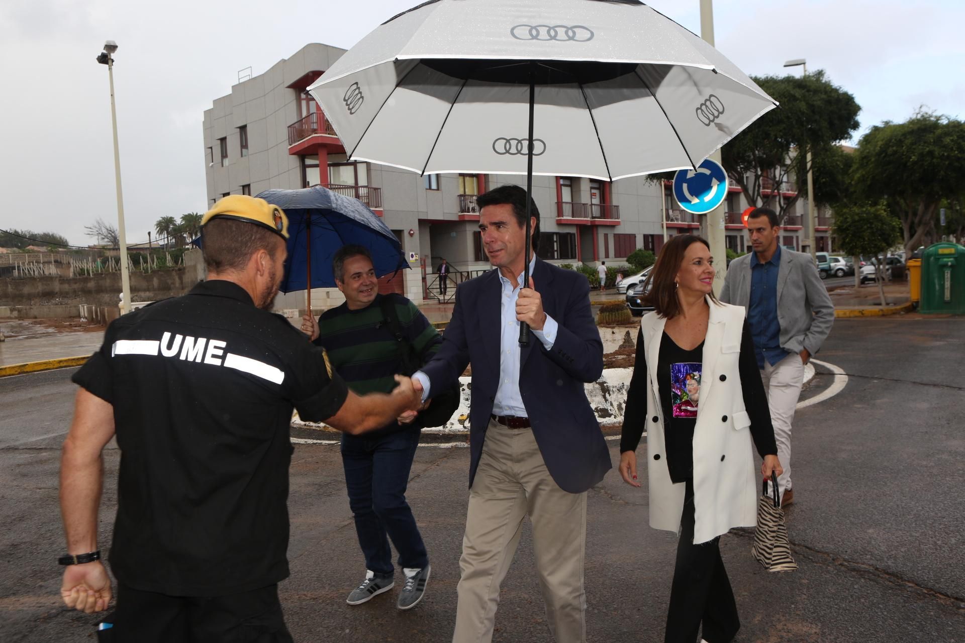 José Manuel Soria y su mujer, María del Carmen Benítez, visitando la costa de Telde tras el temporal de octubre de 2015