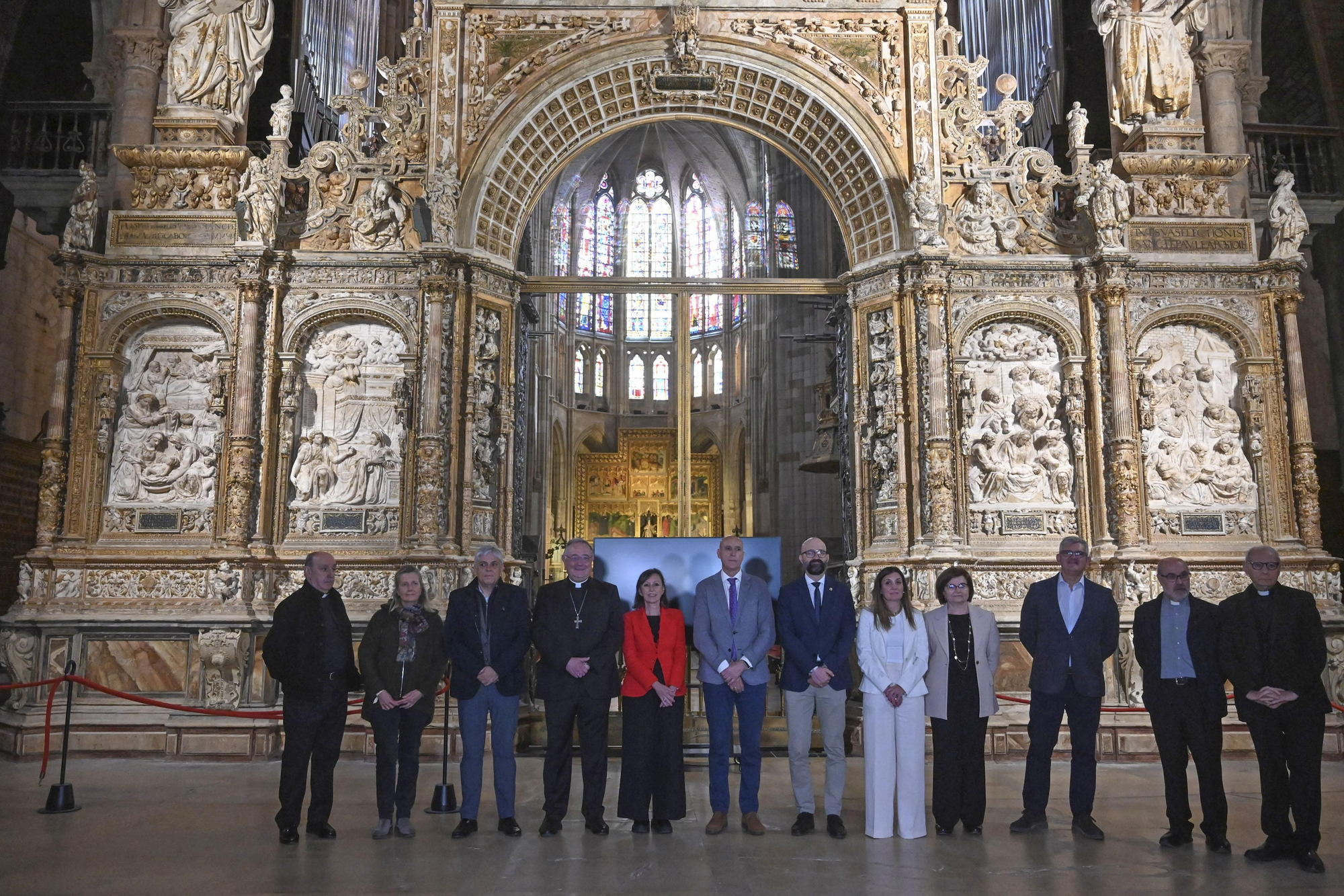 Todas las autoridades ministeriales, locales y eclesiásticas tras la restauración del trascoro de la Catedral de León.