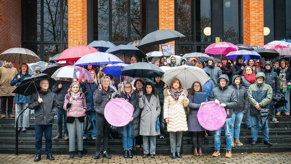 Imagen de la concentración en la facultad de Letras en Vitoria con la presencia del rector.
