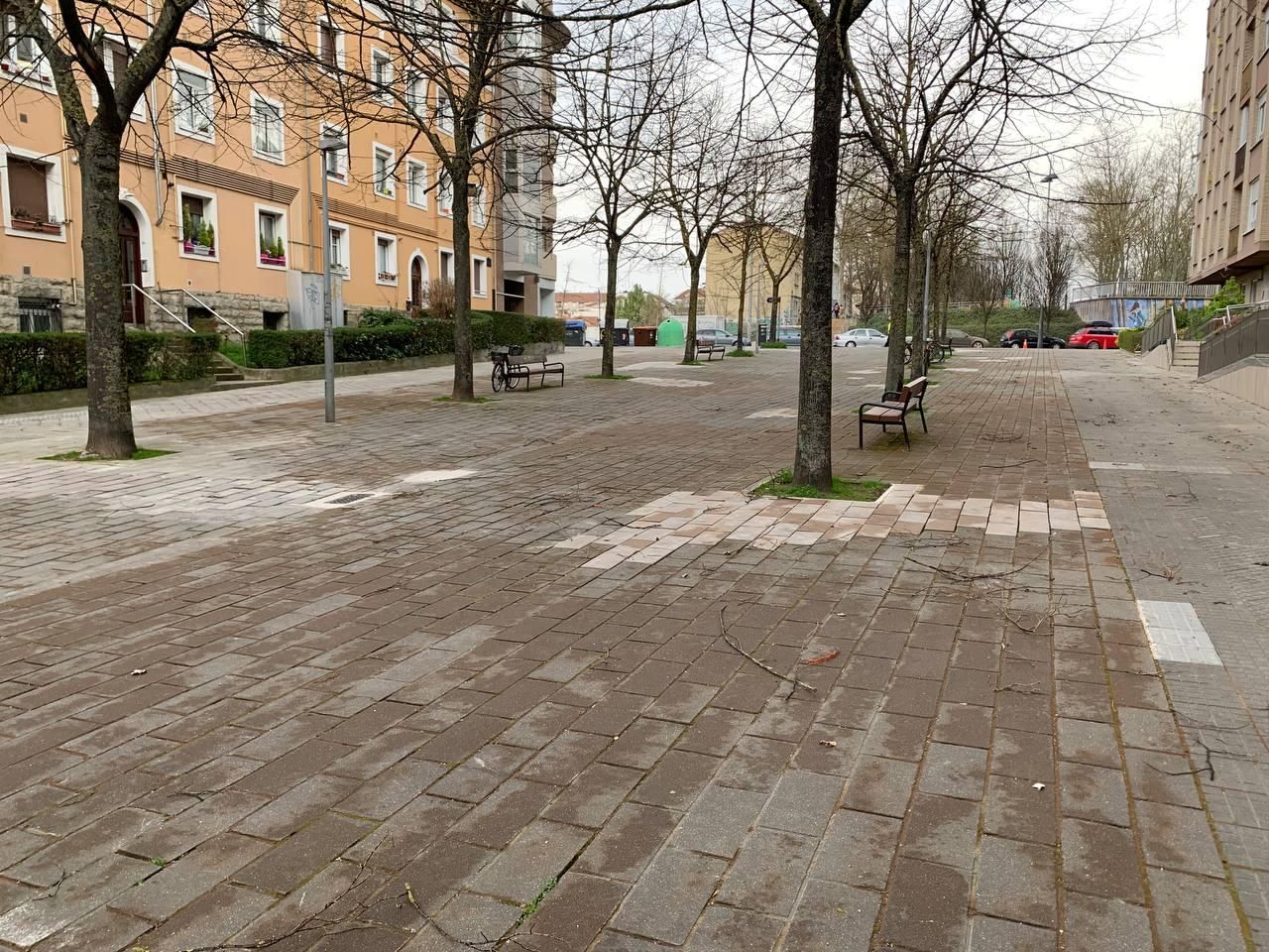 Una calle de Vitoria, anaranjada por la calima