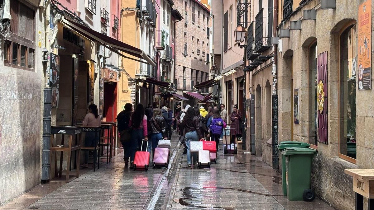 PSOE e IU piden regular los pisos turísticos y el turismo de borrachera en La Rioja ante el "no rotundo" del PP