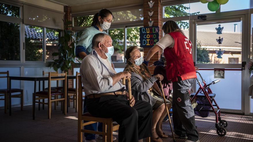 Cruz Roja administra la tercera dosis a los mayores de la residencia El Concejo.