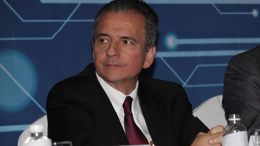 Honduras condecora con la Orden Francisco Morazán al representante del BID