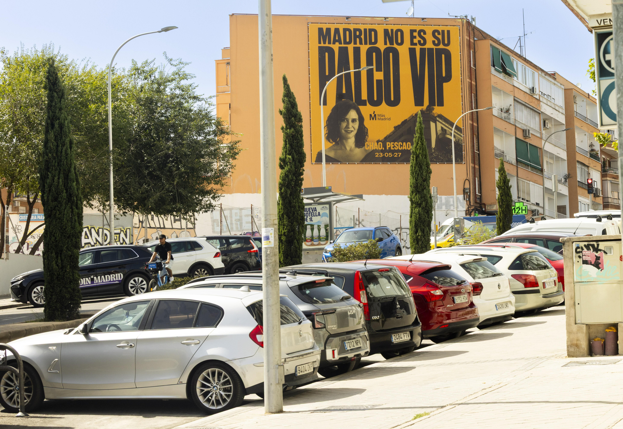 Vista general de la avenida de Carabanchel donde Más Madrid ha instalado la lona.