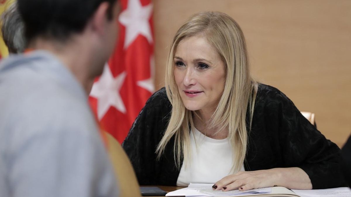 Cifuentes sigue sin decidir si se presentará a presidir el PP de Madrid pero admite que la bicefalia tendría problemas
