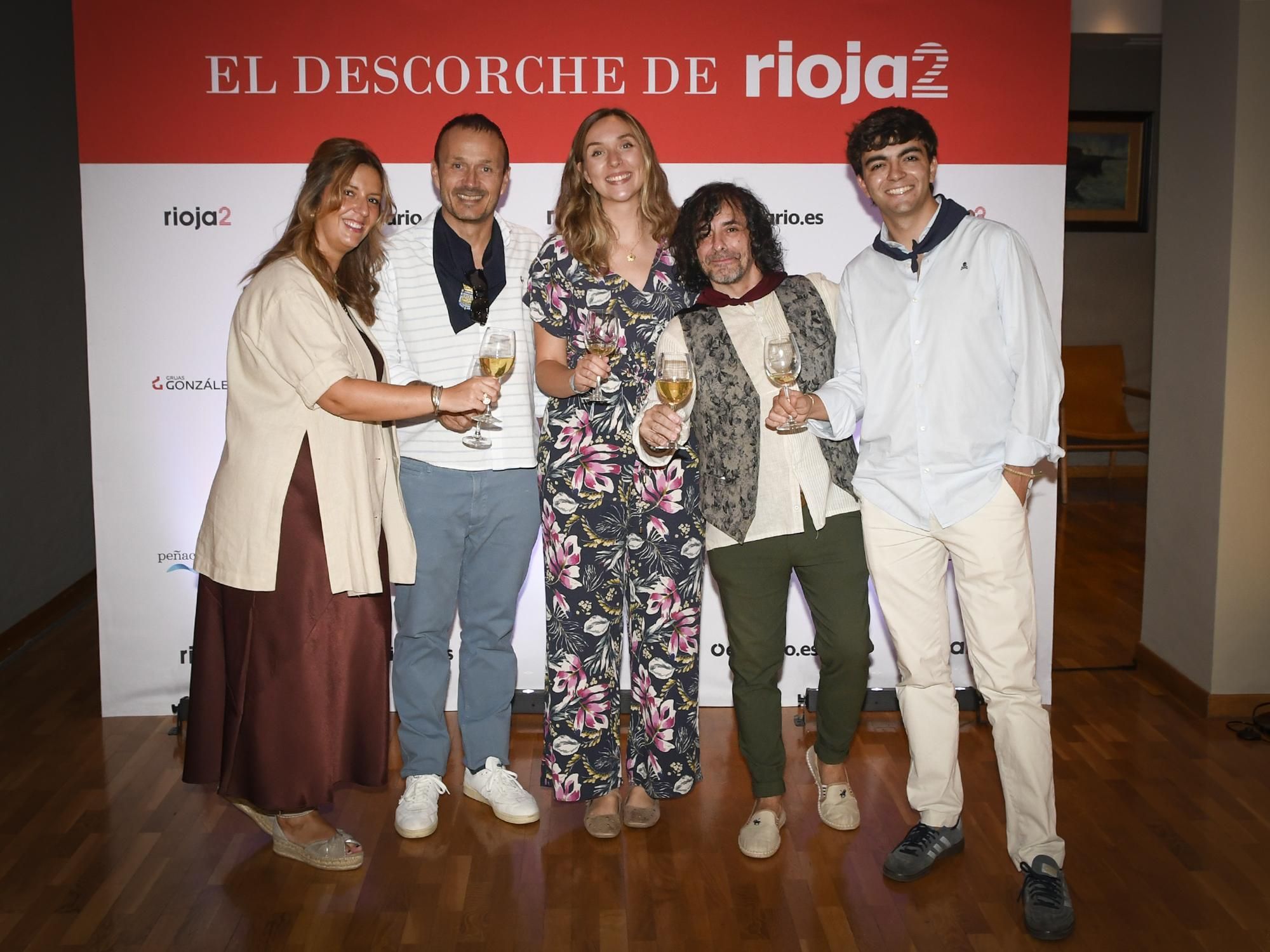Javier Gurría, de JIG, junto al equipo de comunicación, Elena y Fabián