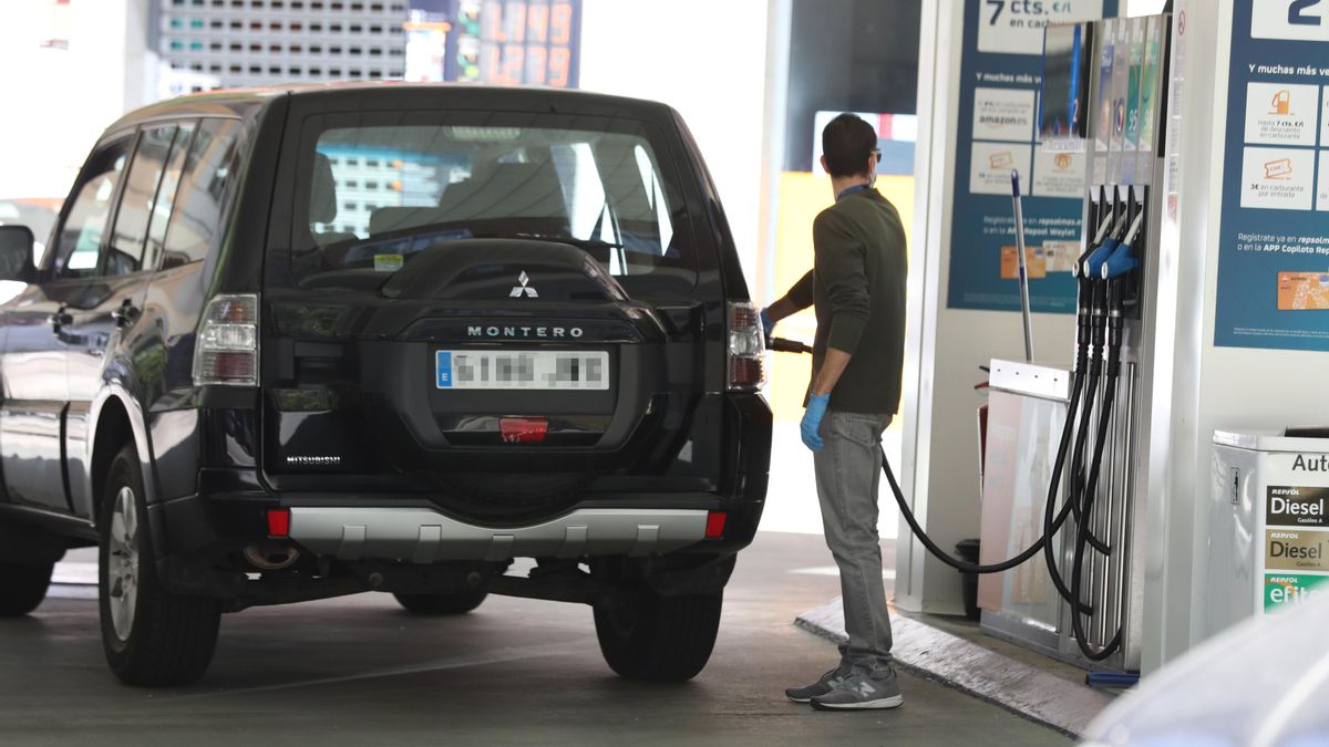 Un hombre echa gasolina a su coche