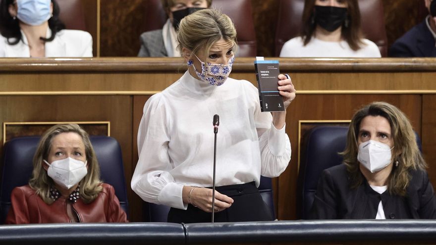 La vicepresidenta segunda del Gobierno y ministra de Trabajo y Economía Social, Yolanda Díaz, sostiene el Estatuto de los Trabajadores, que se lo ha dado a un ujier para que se lo diesen a una diputada de Vox, en una sesión plenaria, en el Congreso de los Diputados, a 6 de abril de 2022, en Madrid (España).