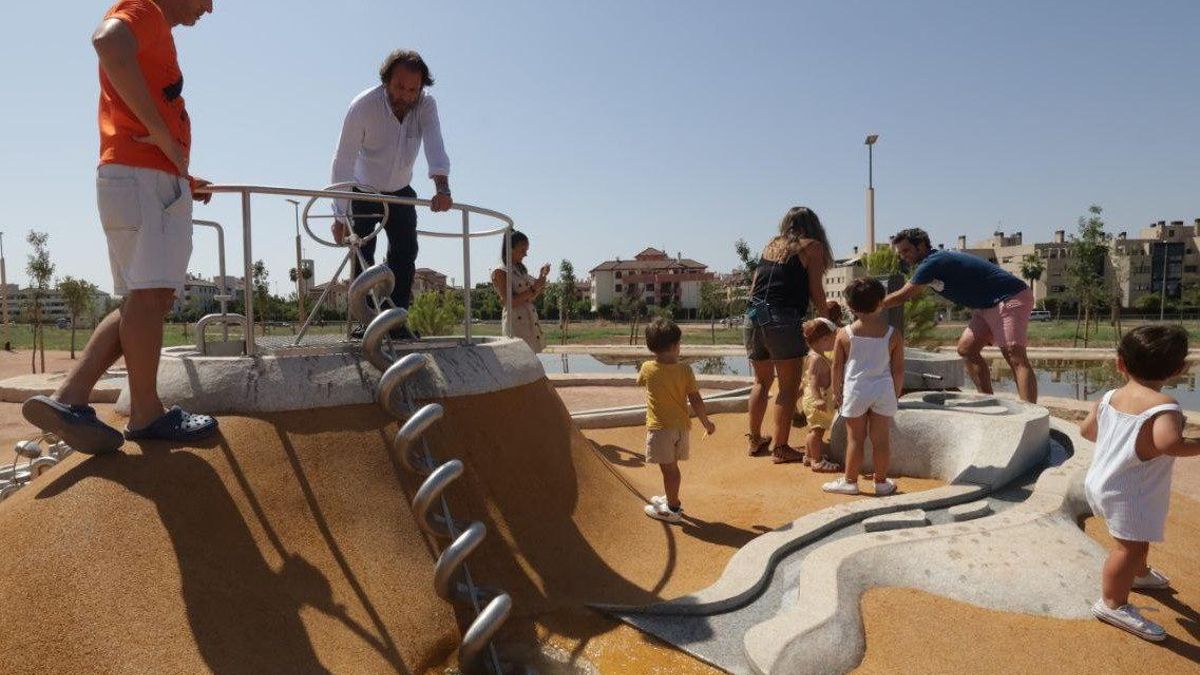 Emacsa pone en funcionamiento las cinco fuentes bebedero y el juego infantil de agua en el Parque de la Arruzafilla