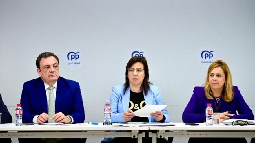 La portavoz de Interior del Grupo Popular en el Congreso, Ana Vázquez, junto a Félix de las Cuevas y Elena Castillo