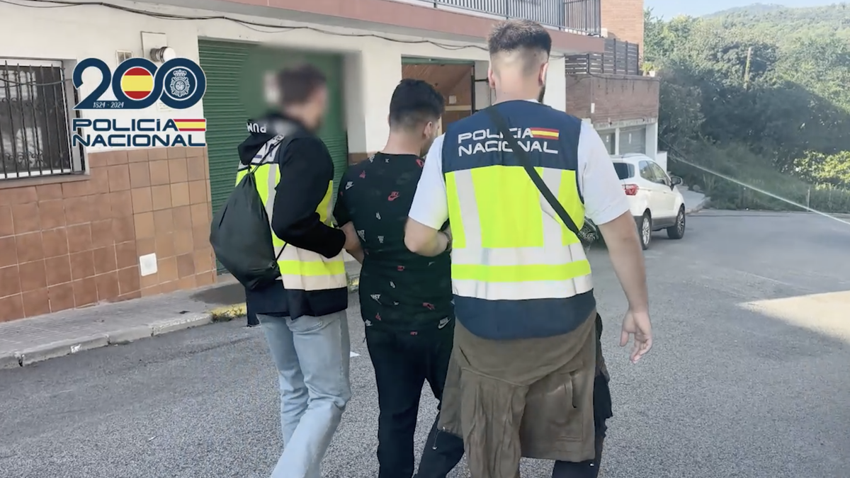 Agentes de la Policía Nacional, con uno de los detenidos en la operación Arcángel.