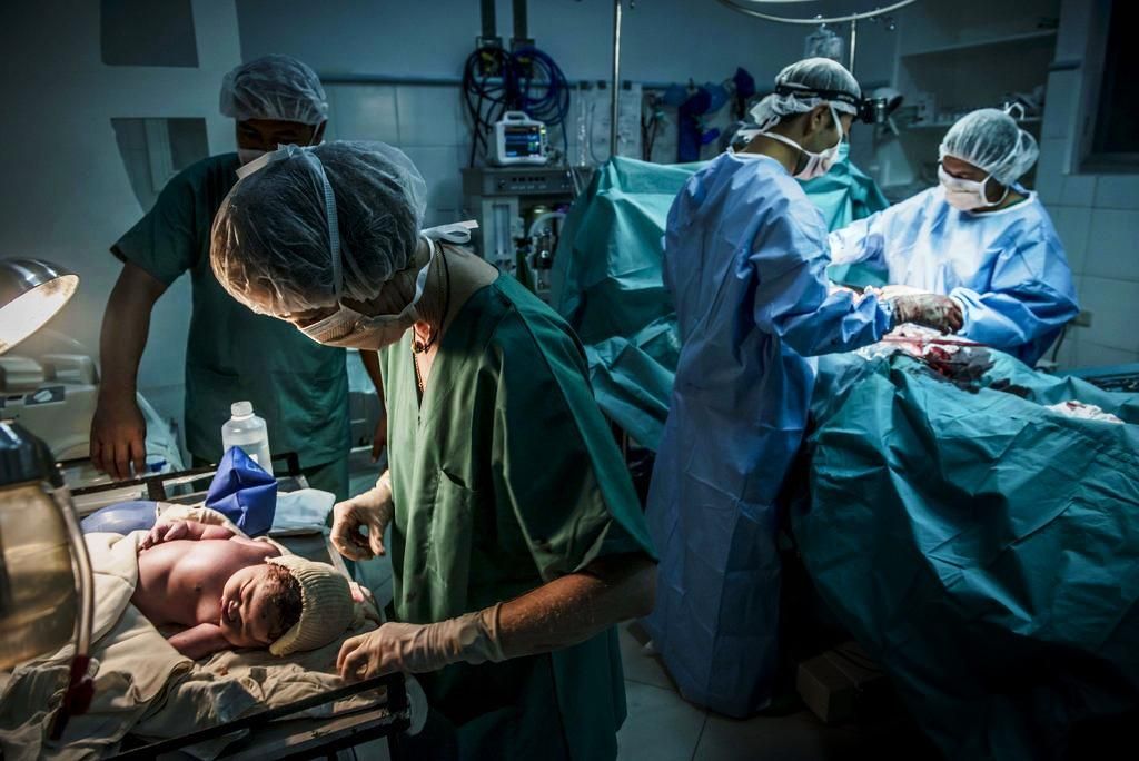Ciudad de Tacloban, isla de Leyte. Romy fue el primer bebé nacido en el hospital hinchable instalado por MSF en los terrenos del Bethany, un hospital de referencia que resultó gravemente dañado a causa del tifón. Este hospital, en el que actualmente trabajan 35 trabajadores internacionales de MSF junto a 135 voluntarios filipinos, será uno de los mayores centros de especialidades médicas en el área de Taclobán por lo menos hasta que los hospitales del Gobierno puedan volver a funcionar con normalidad. © Yann Libessart/MSF