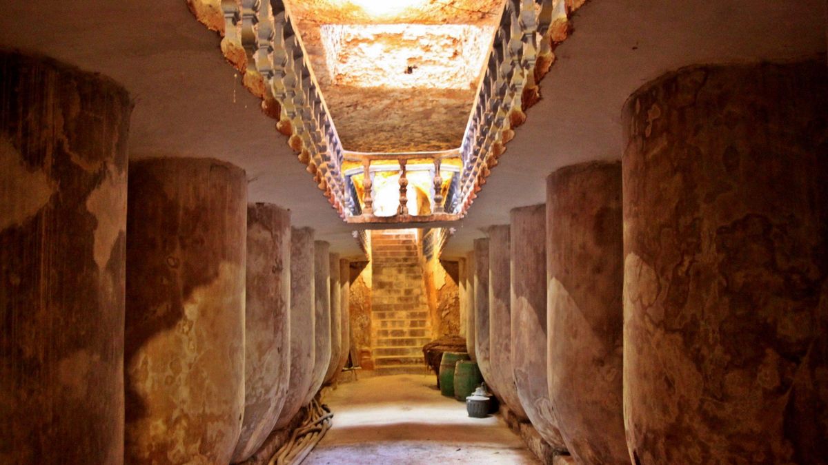 Los hombres crearon naves con bóvedas en arco de medio punto, mientras que las mujeres trasladaban la arena y la tierra extraída desde el interior de las cuevas hasta la superficie