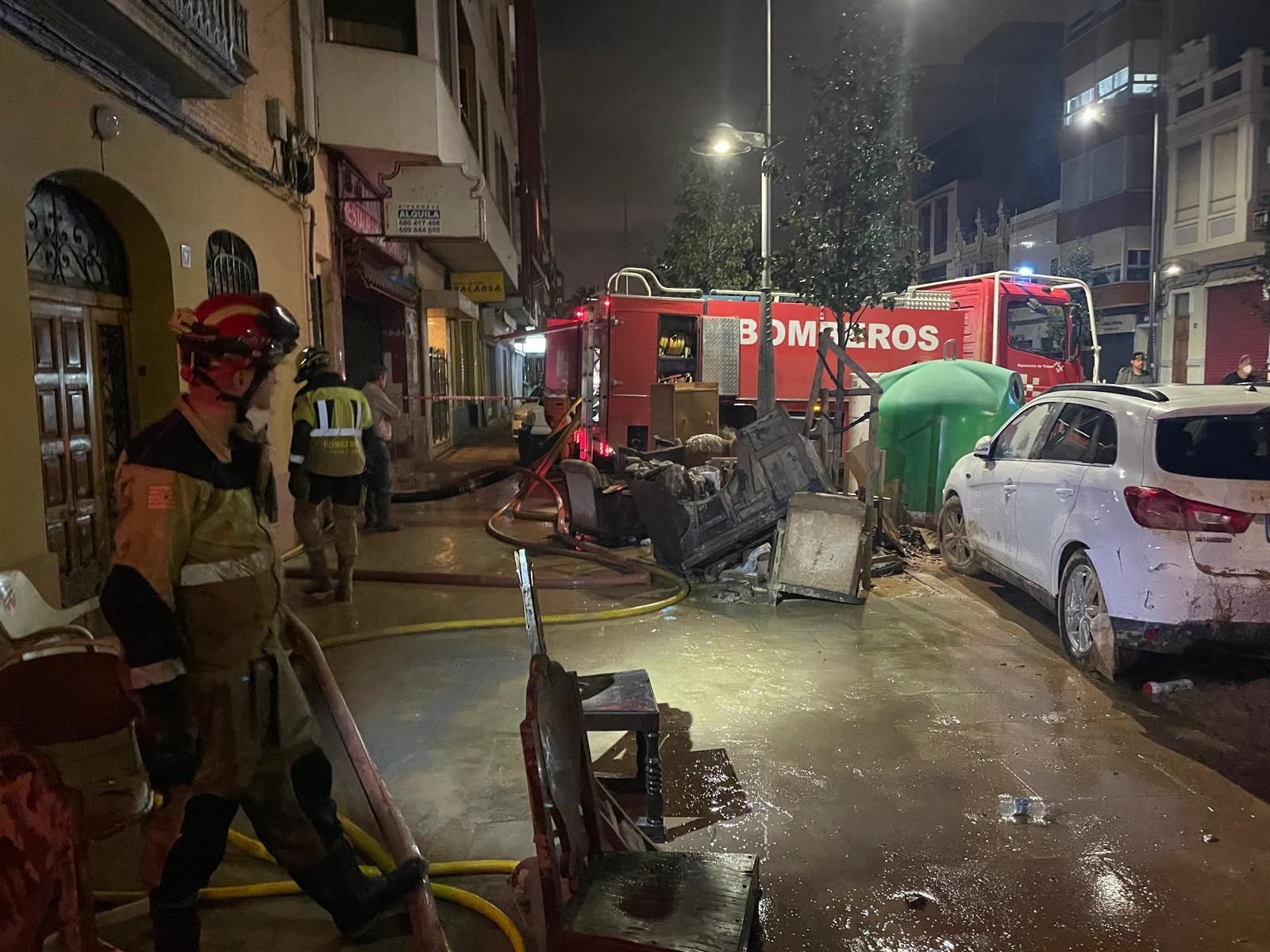 Bomberos de la Diputación de Teruel trabajando en Catarroja