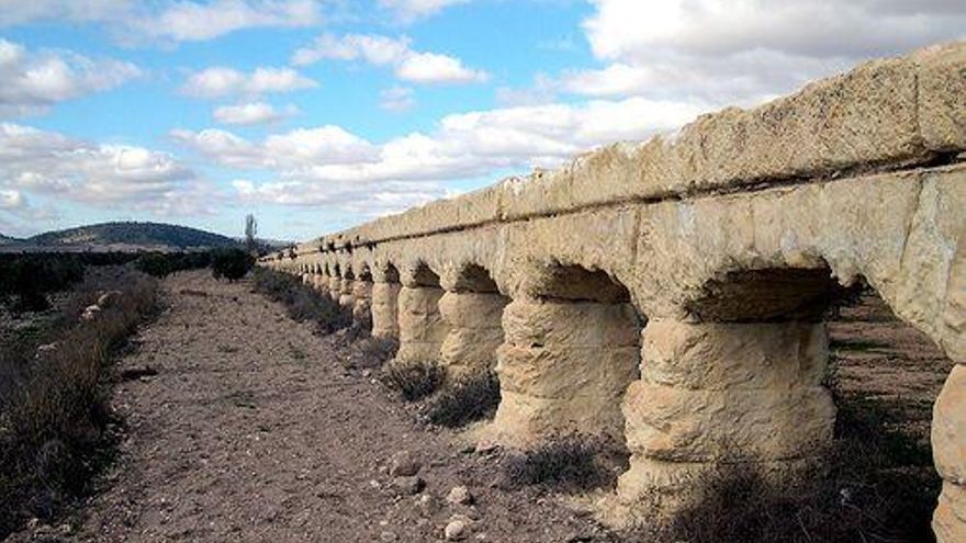 Este acueducto de origen romano, 400 metros de longitud y 61 pilares o arcos recuerda mucho al de Segovia