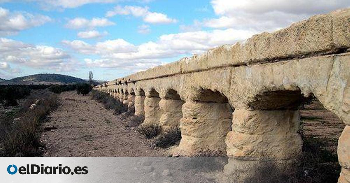 Este acueducto de origen romano, 400 metros de longitud y 61 pilares o arcos recuerda mucho al de Segovia