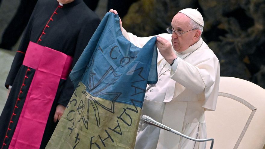 El Papa muestra una bandera de Bocha durante la audiencia general de este miércoles 6 de abril de 2022.