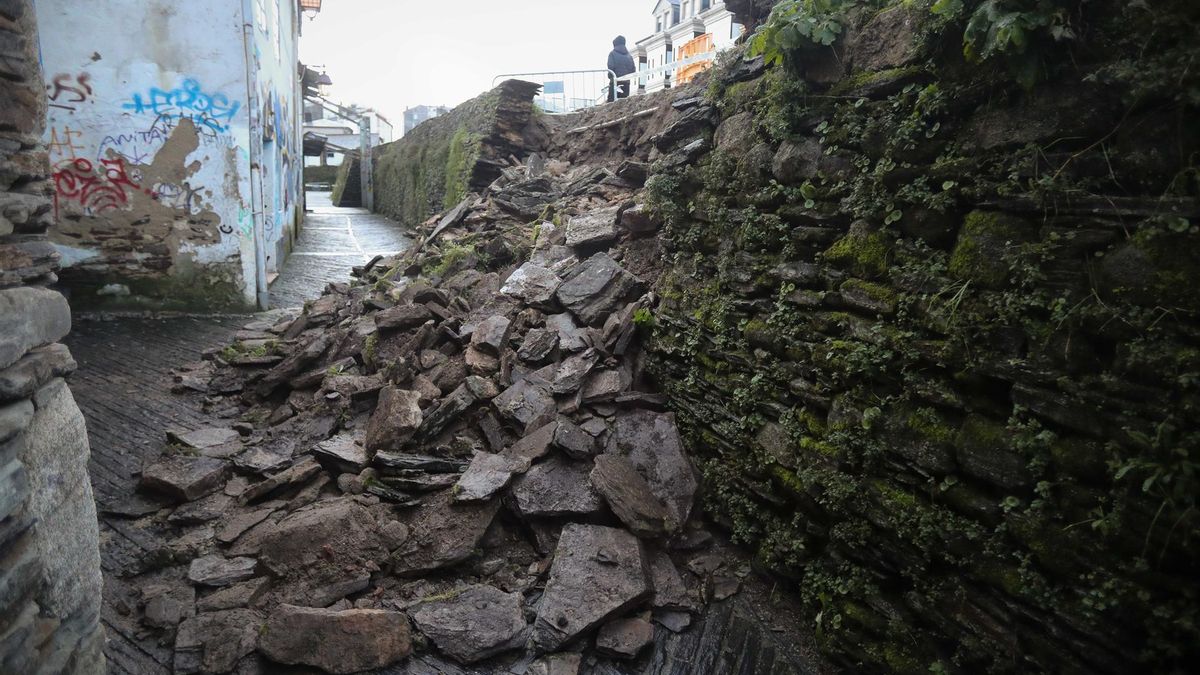Las abundantes lluvias provocan un derrumbe en la muralla de Lugo y mantienen la alerta en 10 ríos en Galicia