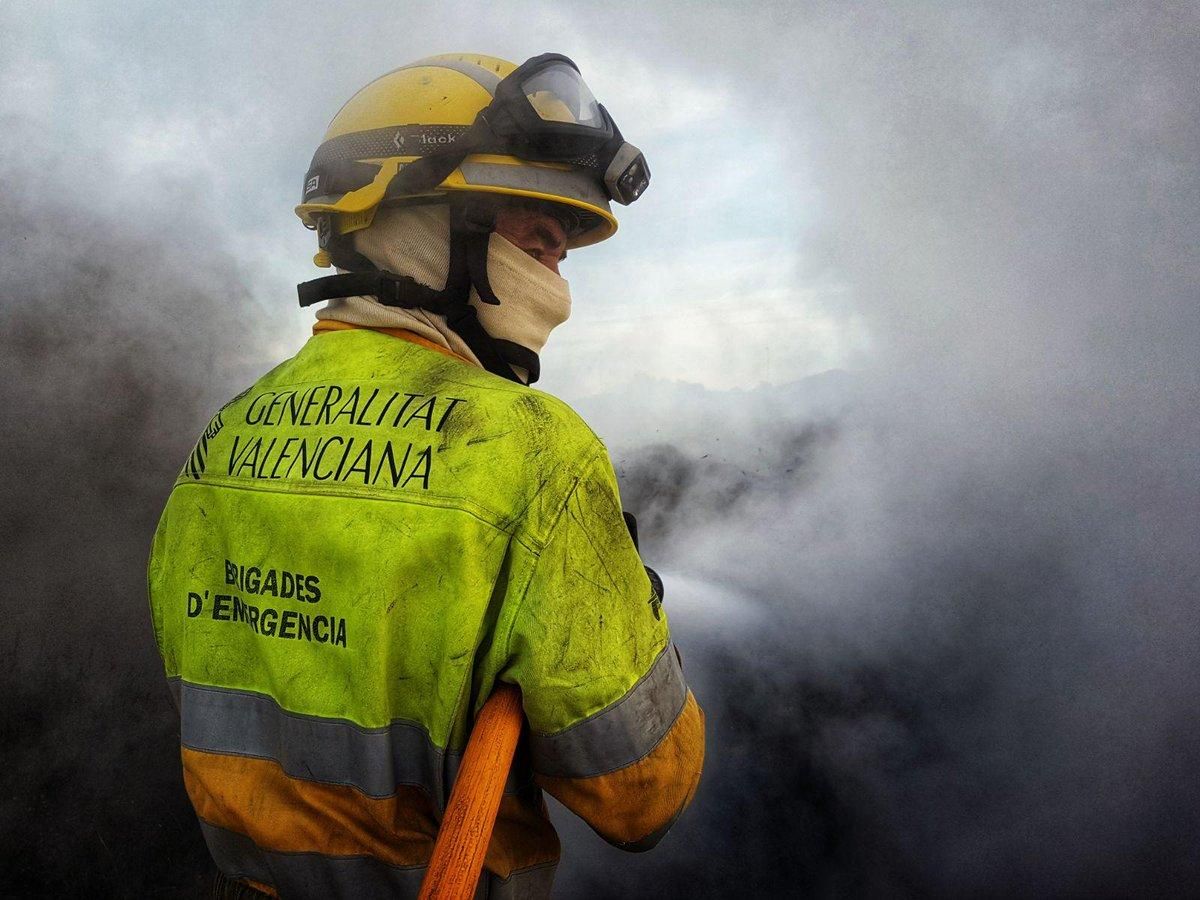 Un bombero de las brigadas forestales de la Generalitat Valenciana trabaja en las tareas de extinción