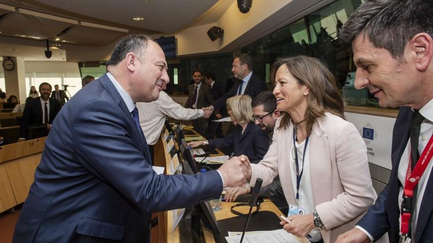 Jonas Roosens / ICAL La viceconsejera de Ordenación del Territorio y Relaciones Institucionales, María de Diego. Junto a ella, Willy Borsus, ministro-presidente del Gobierno de Valonia (Bélgica)
