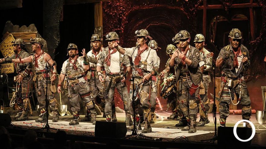 La comparsa de Javi Lonene levanta al Gran Teatro en la final del Concurso de Carnaval con una letra en recuerdo de Álex Ortega