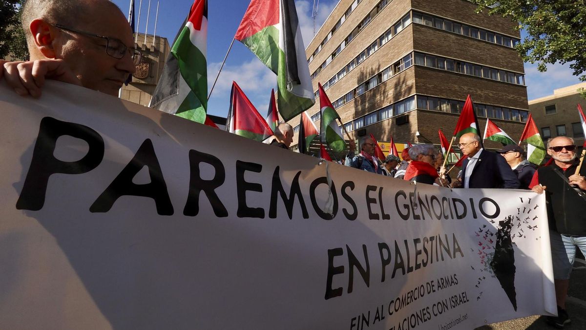 Protesta para reclamar un embargo integral de armas a Israel vía Real Decreto Ley, este martes ante la Delegación del Gobierno en Castilla y León en Valladolid