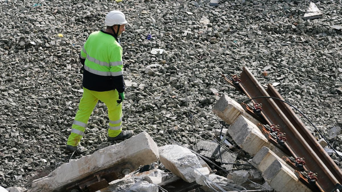 Limpieza de las vías tras el accidente de Adamuz