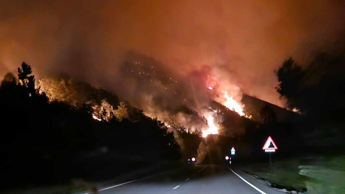 Fuego de Murias de Ponjos sobre la carretera LE-460