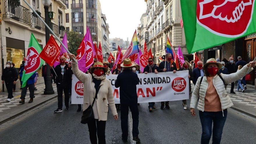 Cabecera de la manifestación en Granada por la sanidad pública