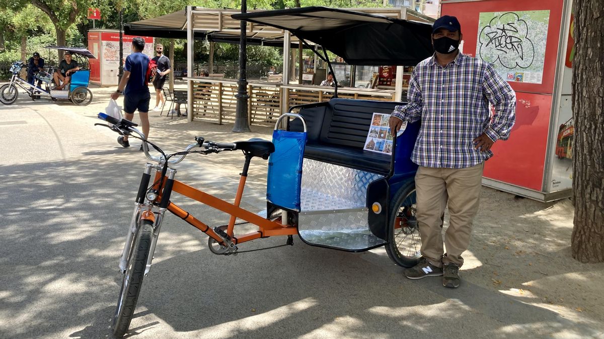 Alí Mohammad, esperando clientes en los aledaños de la Sagrada Familia.