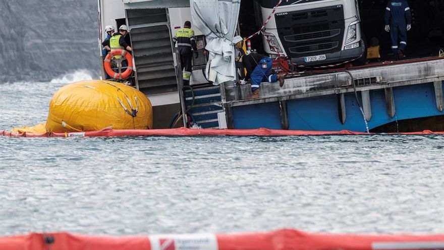Las barreras anticontaminación que se han colocado alrededor del buque