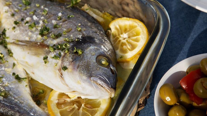 Al horno o en un guiso con cebolla y patatas: dos maneras sencillas de preparar la corvina