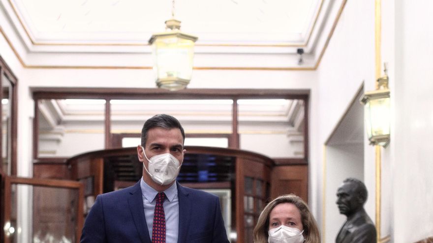 El presidente del Gobierno, Pedro Sánchez y la vicepresidenta y ministra de Asuntos Económicos y Digitalización, Nadia Calviño.