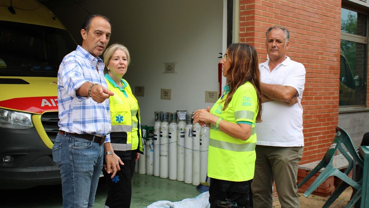El alcalde de Tarazona, Tono Jaray, a la derecha. A la izquierda, el consejero de Sanidad, José Luis Bancalero.