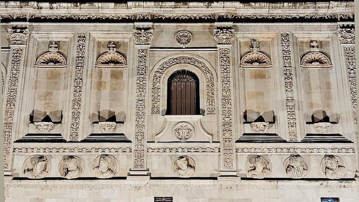 Fachada de San Marcos con los medallones de figuras importantes.