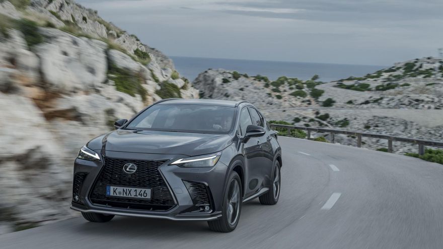 Las credenciales del NX 450h +: 309 CV de potencia y 6,3 segundos en acelerar de 0 a 100 km/h.