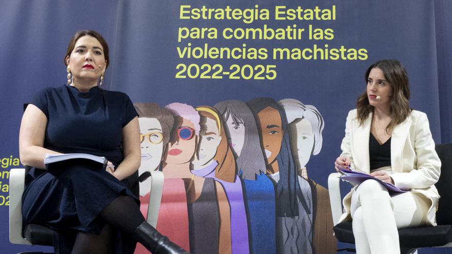 Archivo - La ministra de Igualdad, Irene Montero (d), y la secretaria de Estado de Igualdad y contra la Violencia de Género, Ángela Rodríguez Pam (i), en la presentación de la Estrategia Estatal para combatir las Violencias Machistas 2022-2025