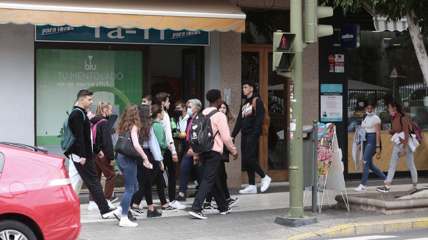 Jóvenes saliendo del instituto en la capital grancanaria