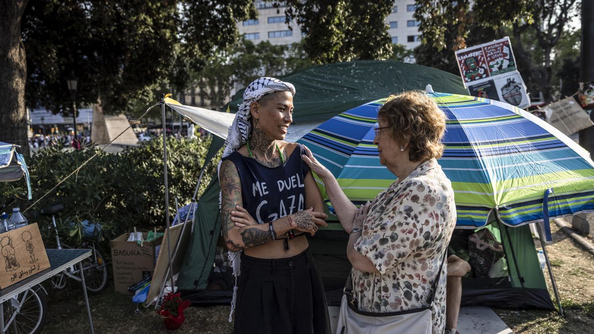Lee talks with Roser, a neighbor from Barcelona who approaches to know if he needs anything