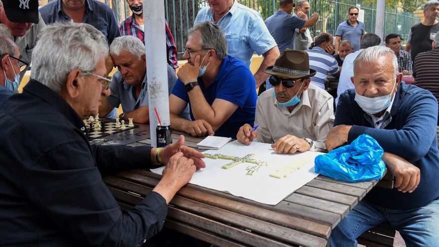 Varias personas protegidos por mascarillas juegan un juego de damas en Liverpool, Sydney, Australia. EFE/EPA/BIANCA DE MARCHI