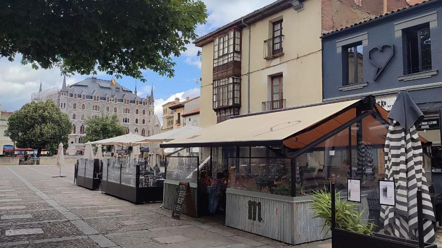 Patrimonio abre expediente de multa a otro 'mamotreto' de velador en la Plaza de San Marcelo de León